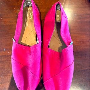 Women’s Tom’s shoes in great condition.  Barely worn